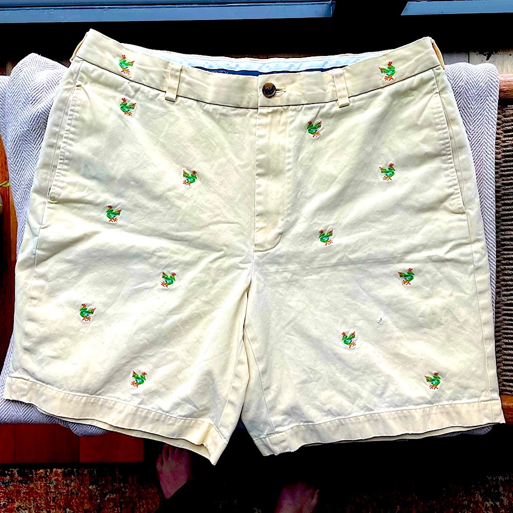 Brooks Brothers golf shorts pastel yellow with embroidered frogs